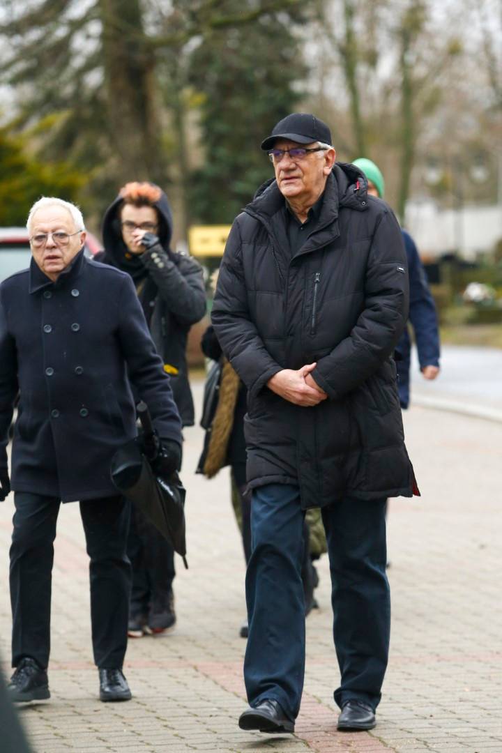 Gwiazdy żegnają Stanisława Tyma: Szymon Majewski, Cezary Żak, Wiktor Zborowski, Janusz Gajos z żoną (ZDJĘCIA)