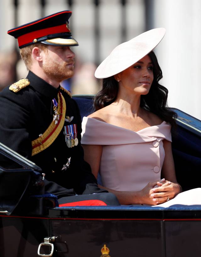 To dlatego Meghan Markle nosi jasne sukienki. Chodzi o spory PROBLEM!