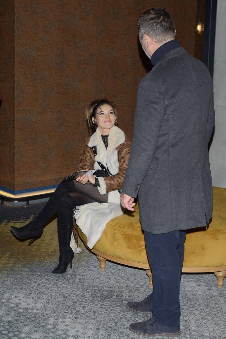 Jacek Rozenek z NOWĄ PARTNERKĄ o zachwycających nogach bryluje na premierze filmu (ZDJĘCIA)