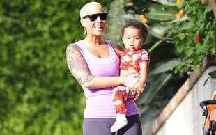 Amber Rose z rodzinką na spacerze (FOTO)
