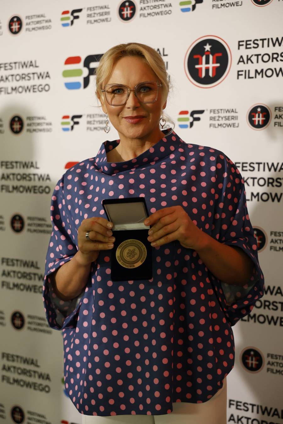 Anna Samusionek zachwyca w grochach na festiwalu