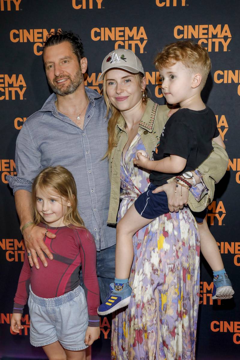 Premiera bajki. Karolina Gorczyca wyjątkowo z córką. Na tej samej imprezie pojawił się jej tata z rodziną