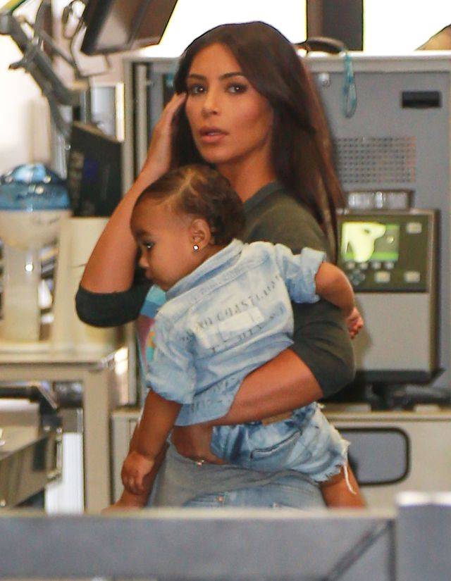 Kim Kardashian z North West na lotnisku
