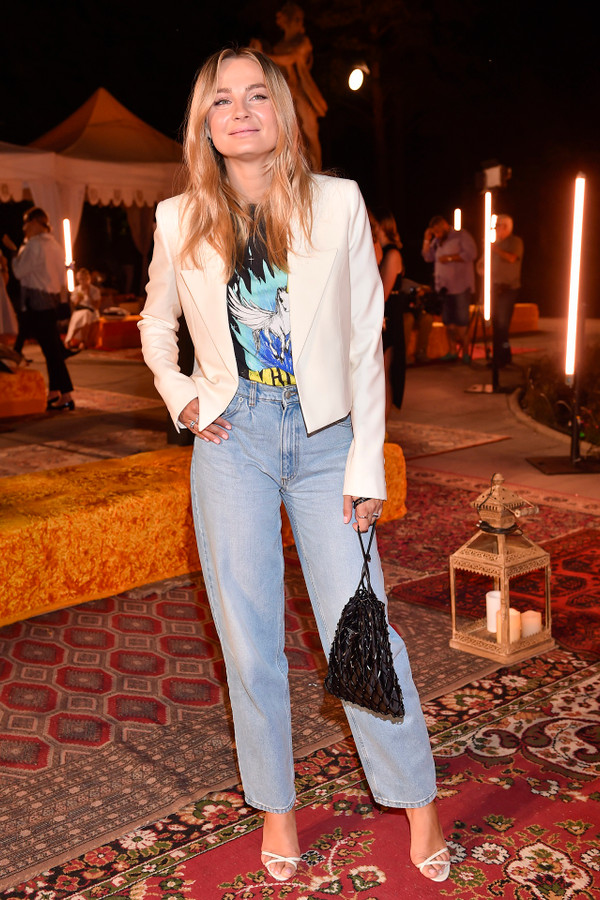 Małgosia Socha w dzinsach na pokazie mody. 