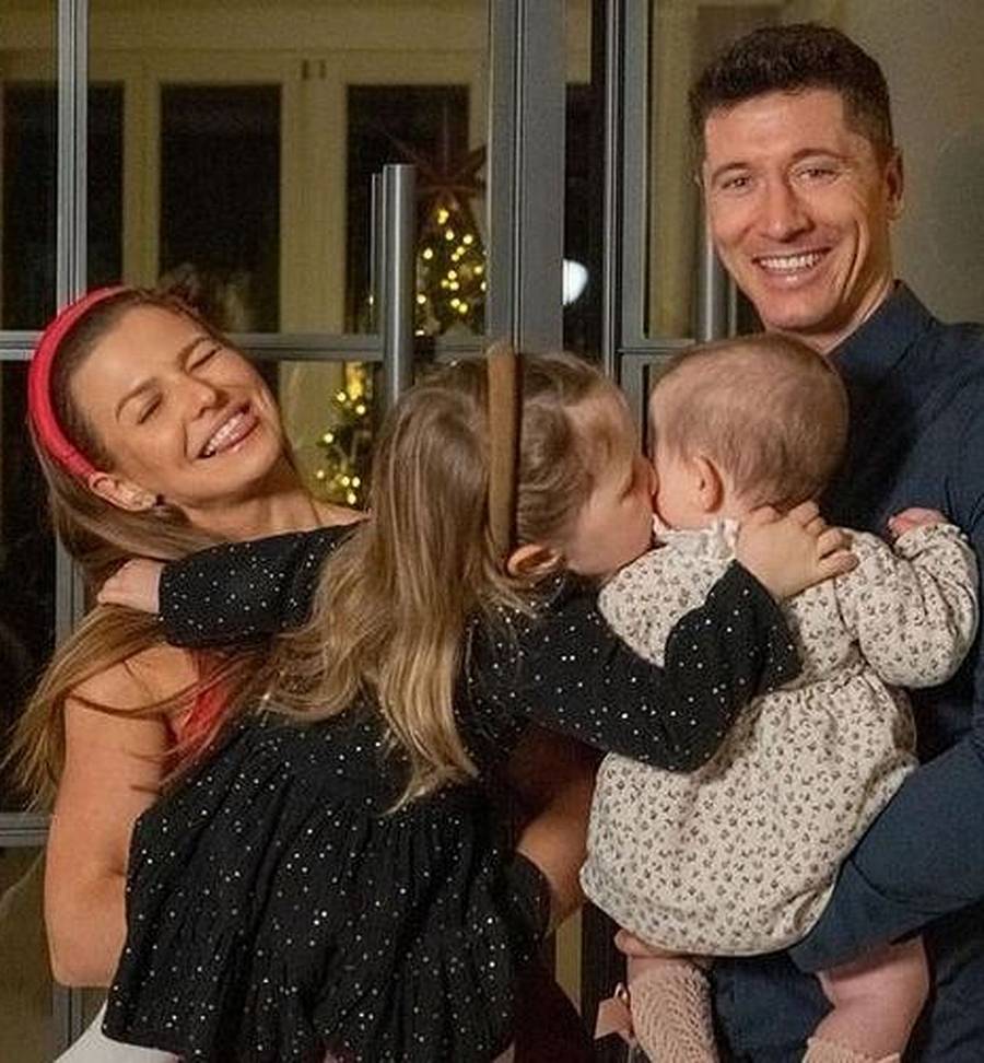 Anna i Robert Lewandowscy z córkami