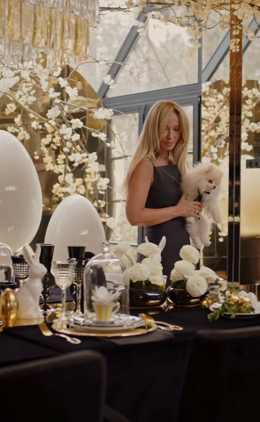 Przetakiewicz szykuje się do świąt. Wielkanoc w czerni i złocie/ Instagram