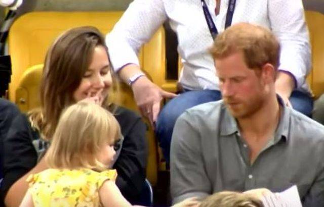 Podjadała popcorn samemu księciu Harry’emu. Jego reakcja…