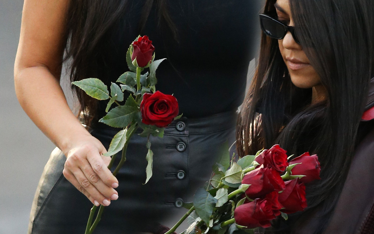 Poważne Kim i Kourtney z różami przy pomniku ofiar ludobójstwa w Armenii (ZDJĘCIA)