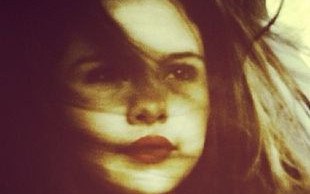 Selena Gomez oszpeciła się tatuażem (FOTO)