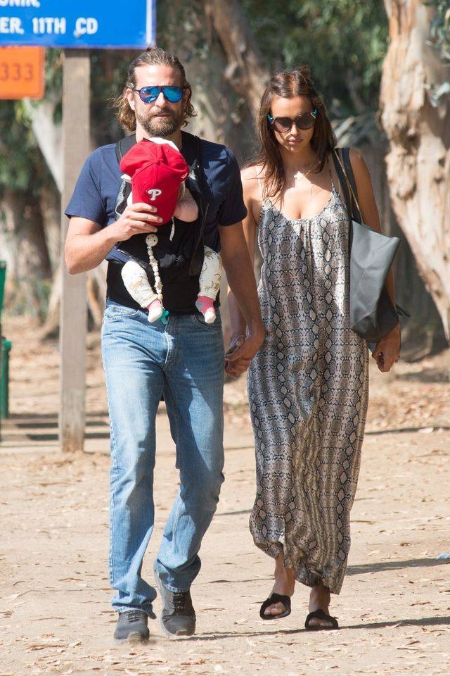 Bradley Cooper i Irina Shayk na spacerze z płaczącą córeczką