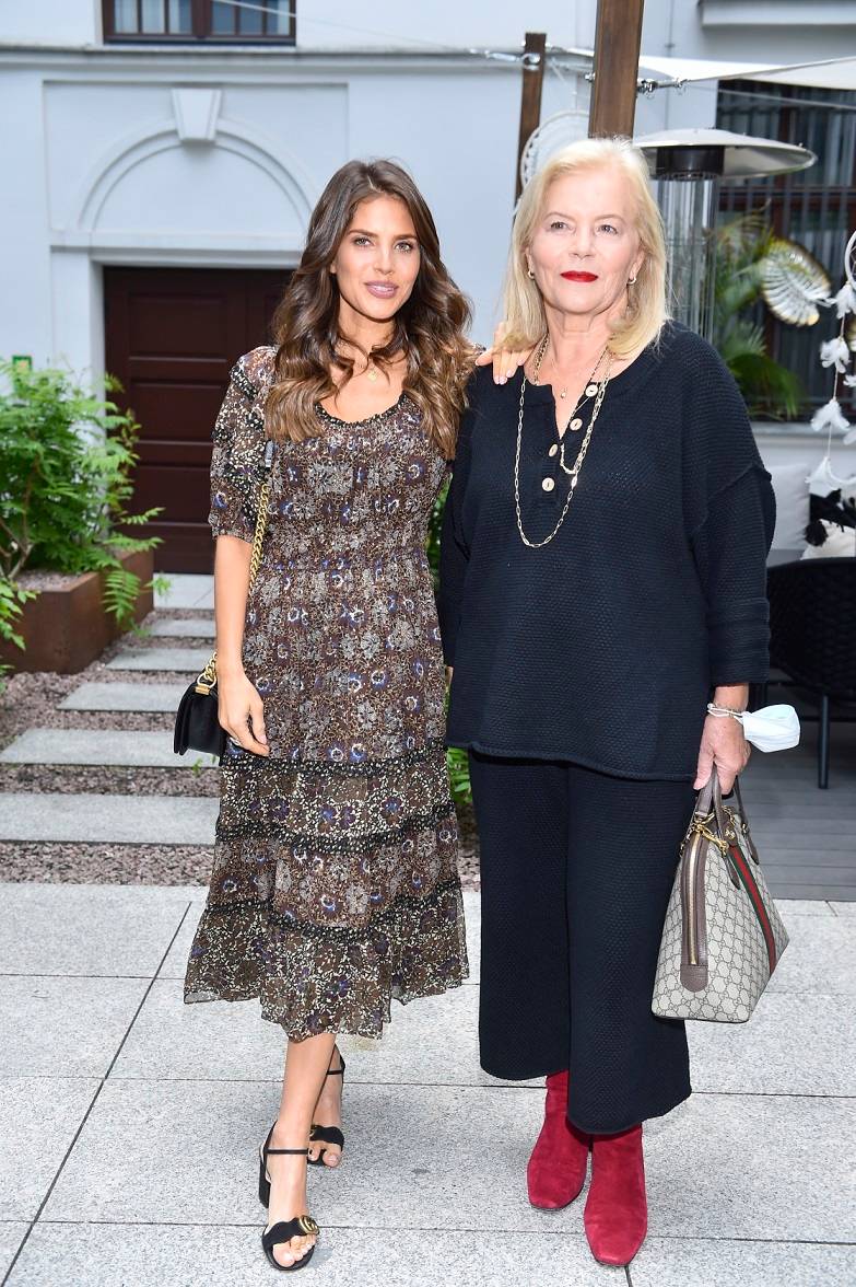 Weronika Rosati podbija rynek kosmetyków. Wspiera ją mama i mama Julii Wieniawy