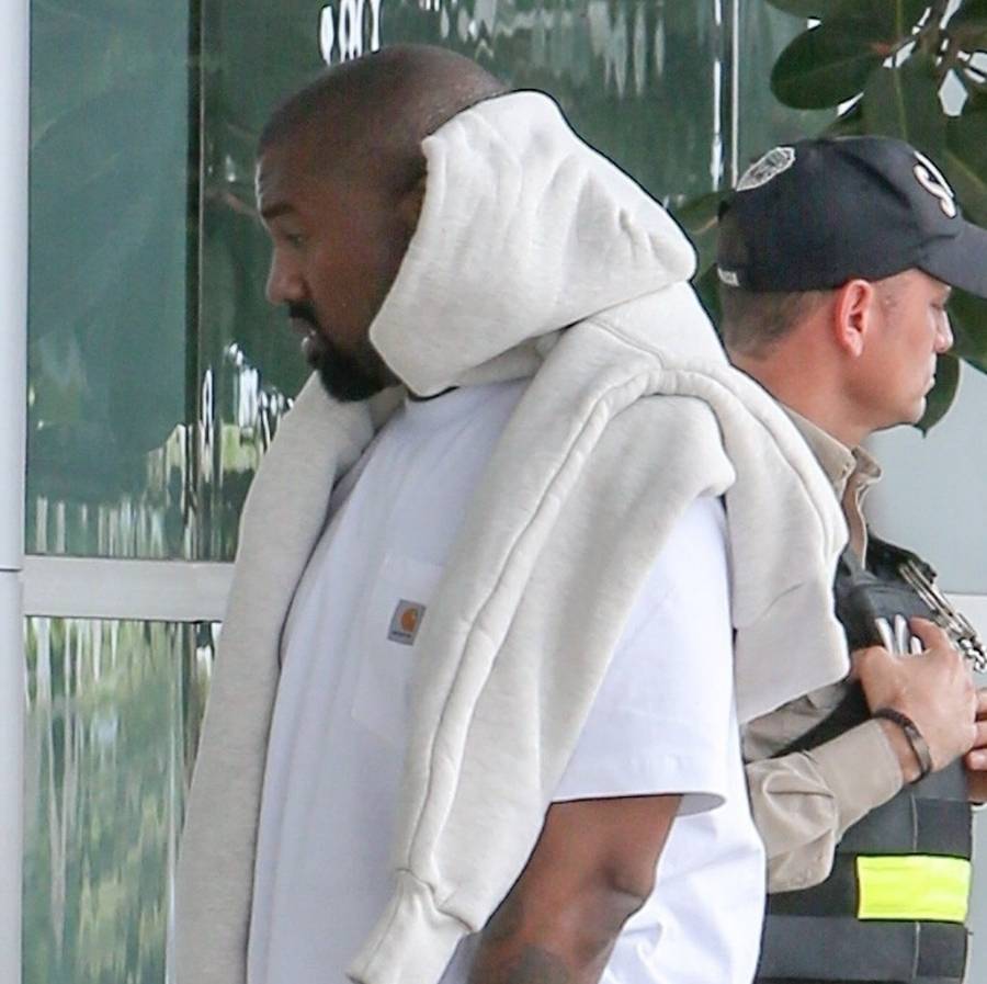 Rodzina Kardashianów wraca z wakacji – Kim Kardashin bez makijażu (Nie spodziewała się zdjęć)