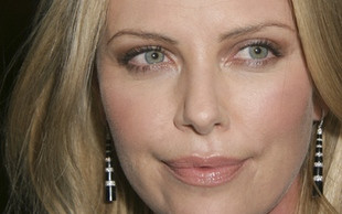 Charlize Theron bez papierosa nie może