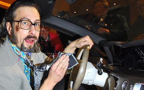 Ędward Ącki “marszczy Freda\”.