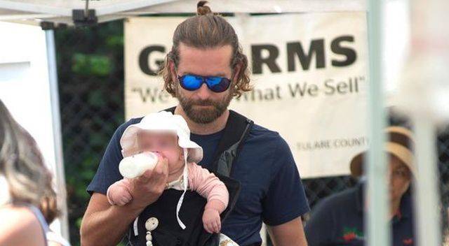 Bradley Cooper i Irina Shayk na spacerze z płaczącą córeczką