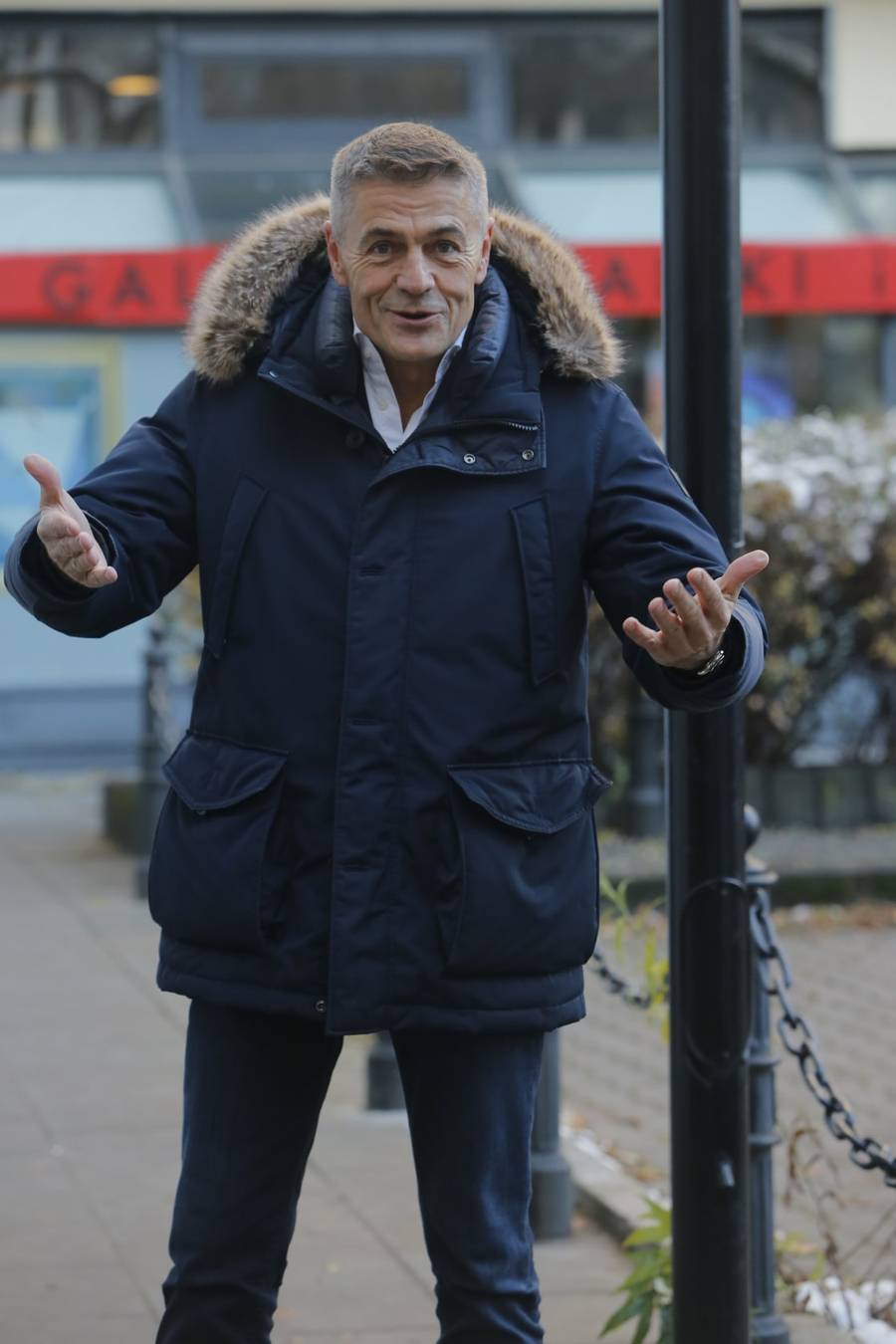 Poranek z “DDTVN” i “Mówię Wam”! Rozbawiona Gessler, pomykający z książkami Stramowski, Piotr Adamczyk… (FOTO)