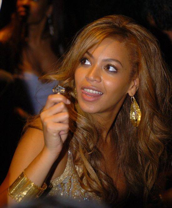 Czy Beyonce wybieliła skórę?