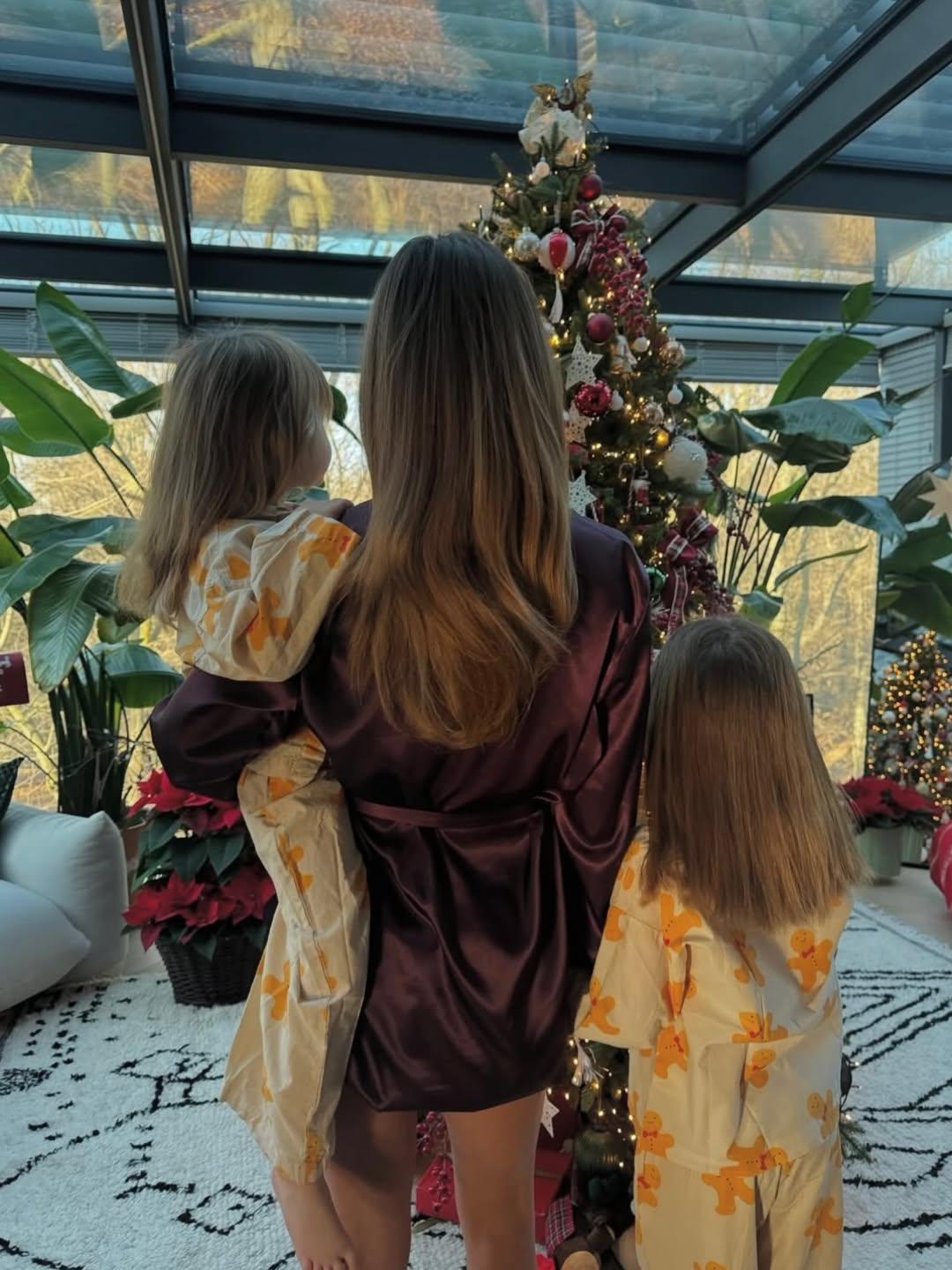 Anna Lewandowska odtwarza zdjęcie z córkami, fot. Instagram