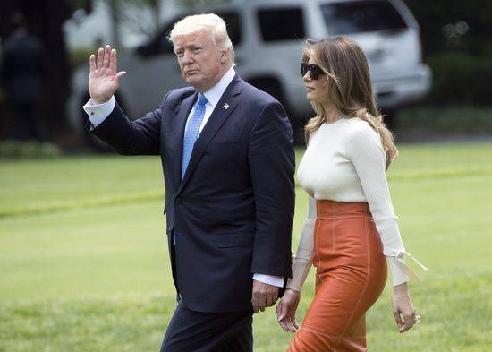 Oto odpowiedź! Dlaczego Melania Trump nie chciała złapać męża za rękę?