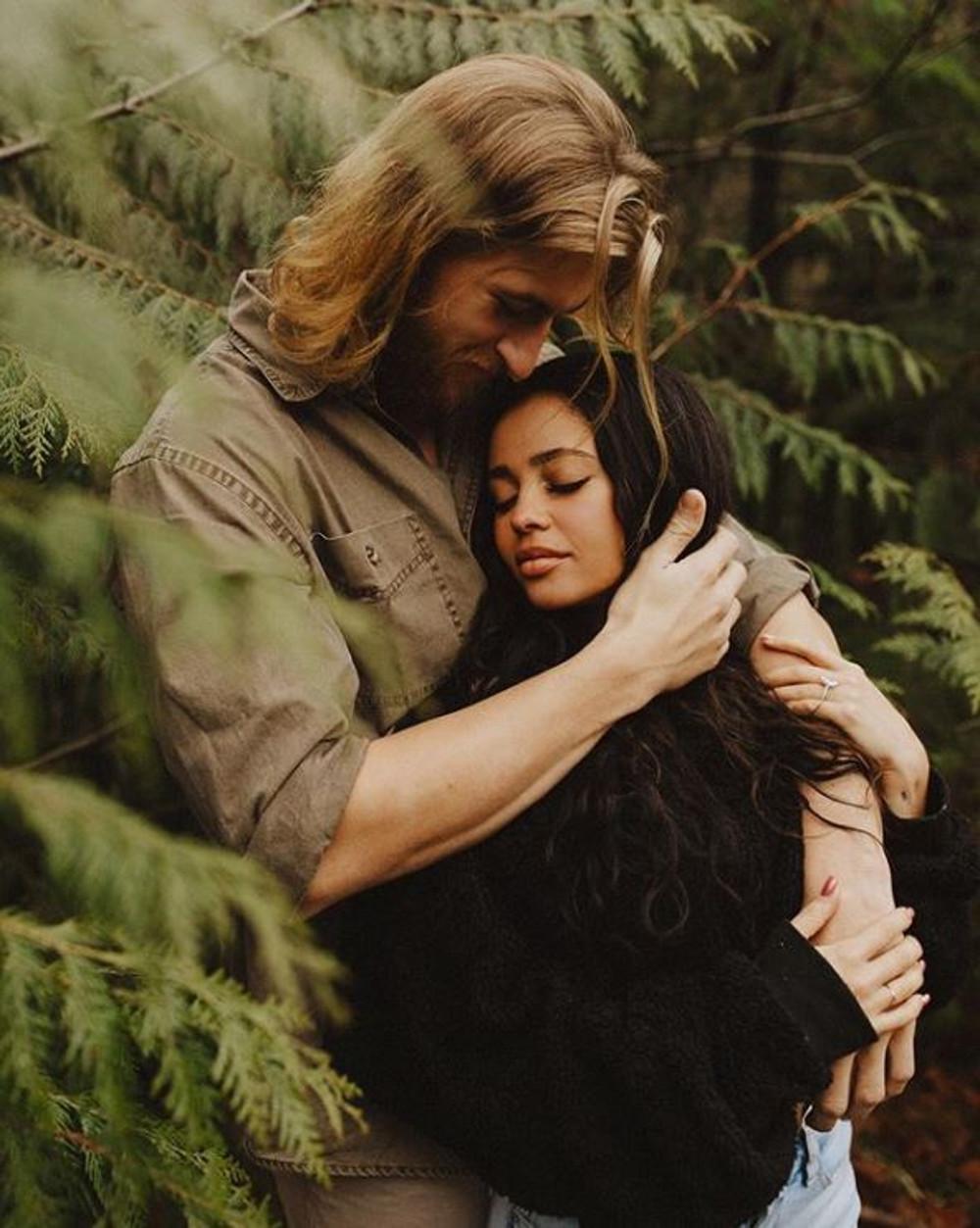 Vanessa Morgan rozwodzi się z mężem. Chwilę wcześniej poinformowała o ciąży. Vanessa Morgan z mężem.