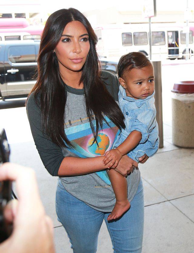 Kim Kardashian z North West na lotnisku
