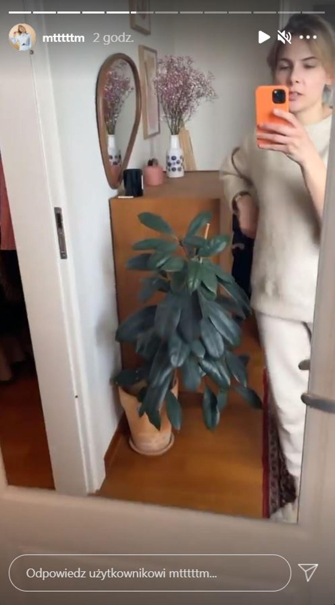 Marta Wierzbicka robi porządek w garderobie. 