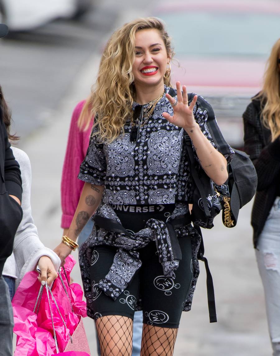 Miley Cyrus jest w ciąży?! Próbowała schować brzuszek