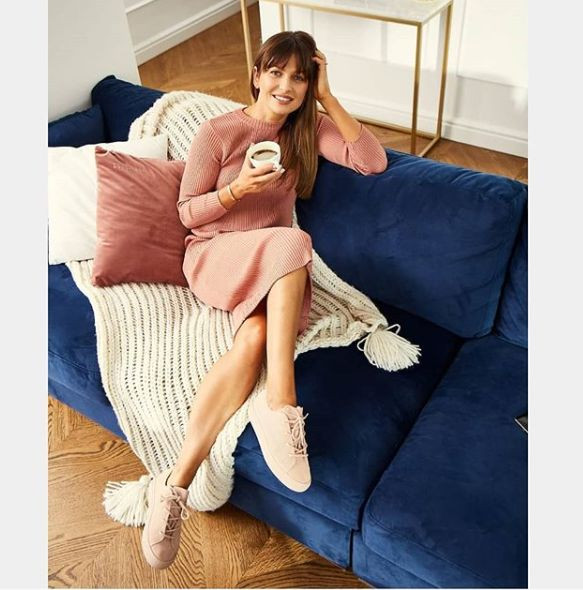 Trenerka w sukience z dzianiny i sportowych butach