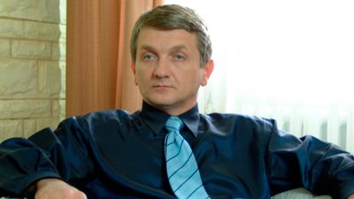 Grał Janusza Tracza w “Plebanii”. Tak dziś wygląda Dariusz Kowalski