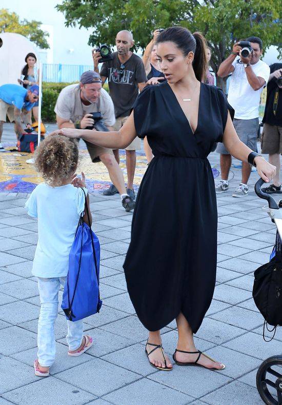 Kim i Kourtney Kardashian z dziećmi w muzeum