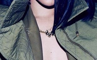 Rihanna – seks bomba w kolorze khaki (FOTO)