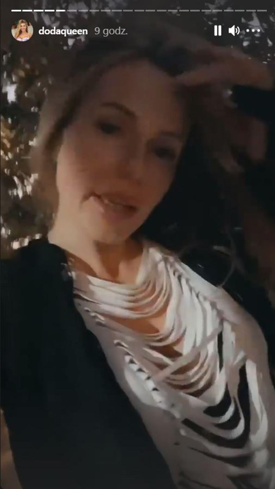 Doda relaksuje się w kusej sukience. 