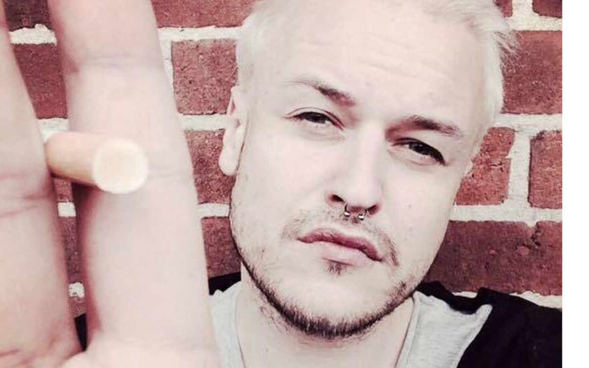 Bartek Fetysz opisał obrzydliwą scenę sprzed sklepu: młodzi mężczyźni postanowili zrobić coś okrutnego