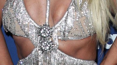 Która gwiazda tak maltretuje swoje piersi? (ZDJĘCIA)