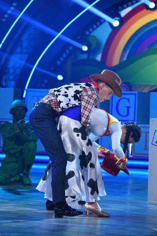 Gwiazdy w kostiumach postaci z bajek w Tańcu z gwiazdami