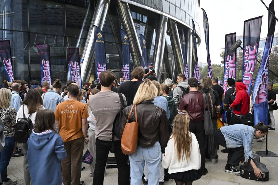 Kulisy wielkiego castingu do “Must Be The Music”! Maciej Rock przywitał TŁUMY nowych artystów