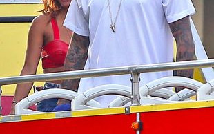 Chris Brown chwali się pokaźnym penisem (FOTO)