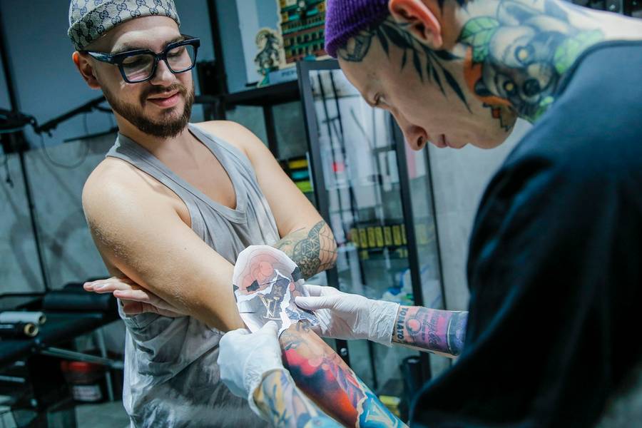 Adrianna po tym, jak wyznała, że straciła dziecko poszła z młodszym partnerem do salonu tatuażu (ZDJĘCIA)