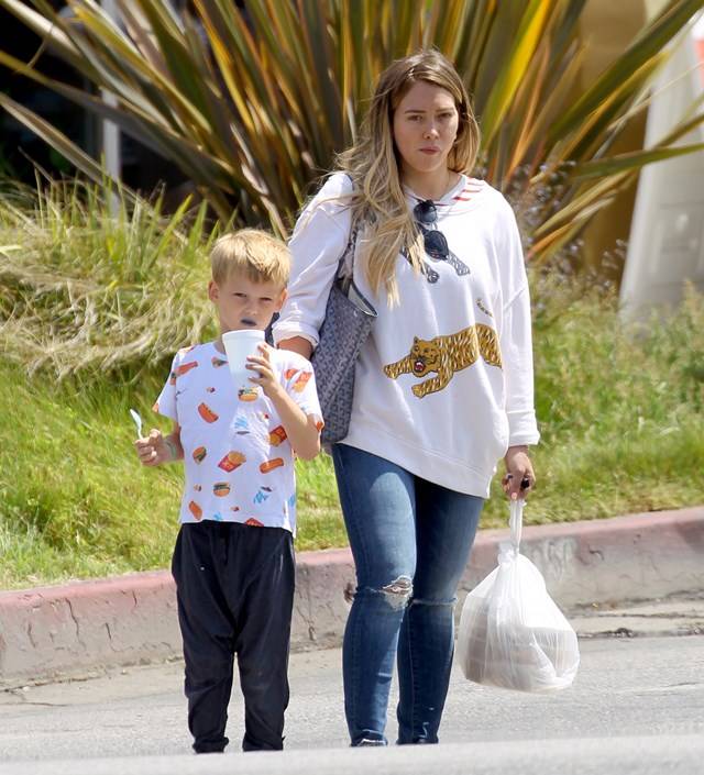 Co się stało z twarzą Hilary Duff?!