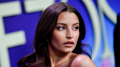 To z nim przyłapali Julię Wieniawę. Kim jest ten przystojniak?