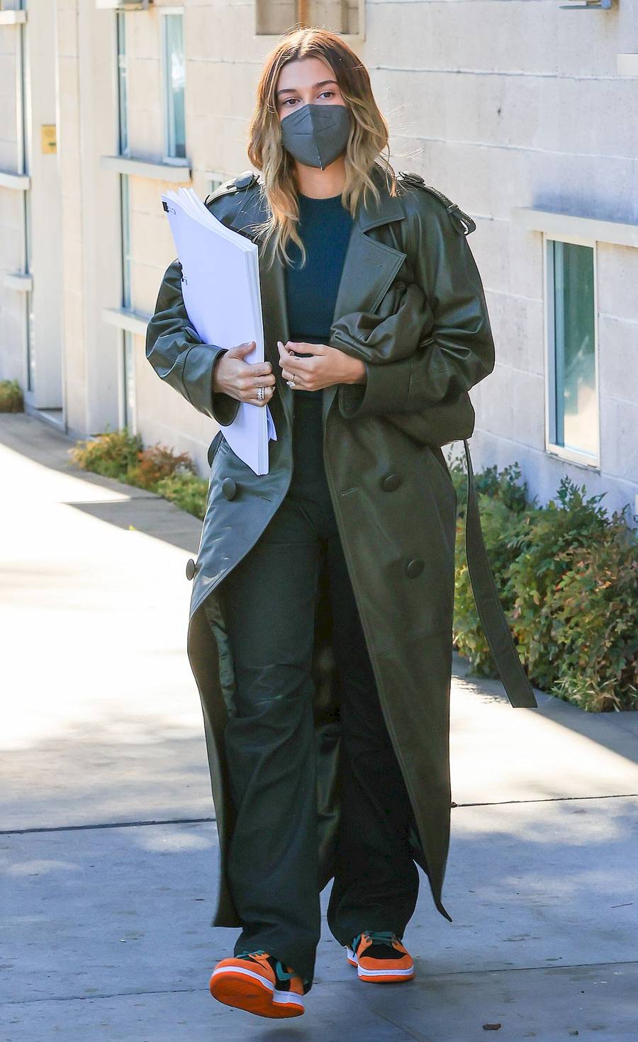 Hailey Bieber idzie na spotkanie biznesowe