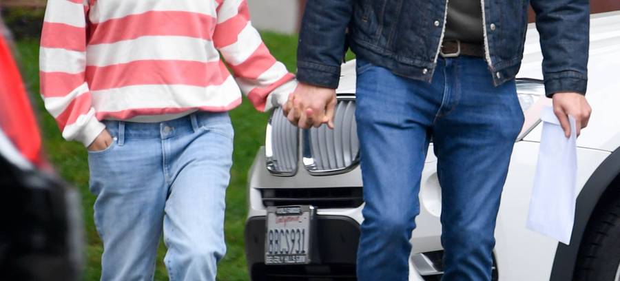 Załamany Ashton Kutcher z WĄSEM – na spacerze z Milą Kunis