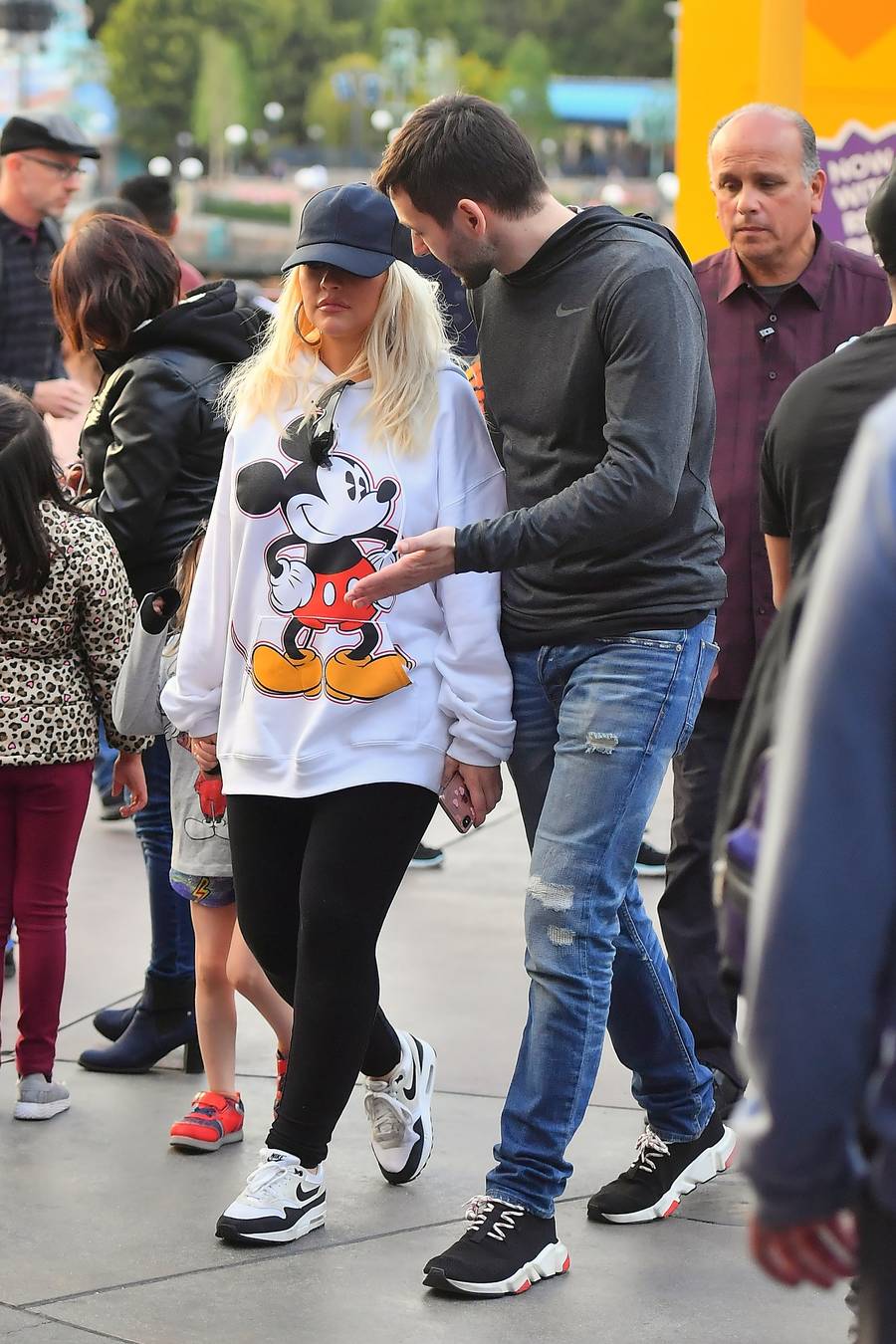 Christina Aguilera w Disneylandzie z dziećmi i mężem. Znowu PRZYTYŁA