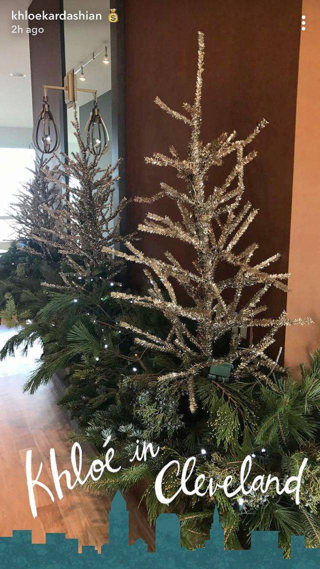 Khloe Kardashian ubiera choinkę – w jakim stylu będzie w tym roku?
