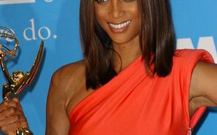 Odmieniona Tyra Banks na planie sesji zdjęciowej