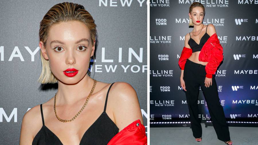 Impreza Maybelline New York. Wersow podkreśla powiększony biust, a Kaczorowska w tym garniturze wygląda BOSKO