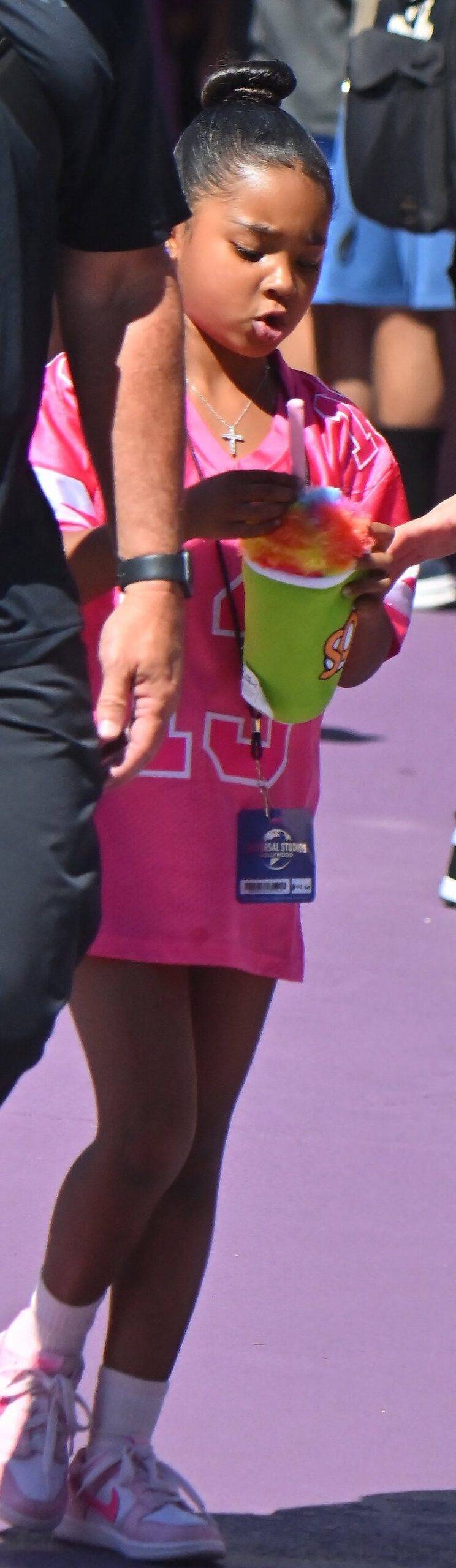 Khloé Kardashian rzadko pojawia się publicznie. Teraz wybrała się z córką do parku rozrywki (FOTO)