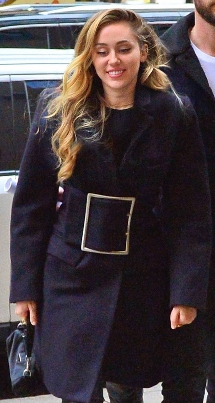 Miley Cyrus uśmiechnięta u boku Liama Hemswortha