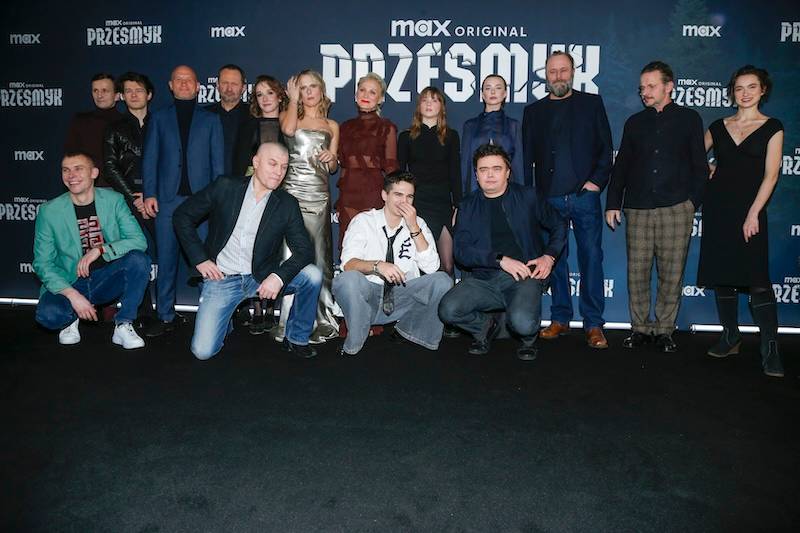 Uroczysta premiera serialu “Przesmyk”. Gwiazdą wieczoru – Lena Góra w srebrnej sukni do ziemi