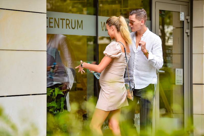 Ciężarna Hanna Żudziewicz i Jacek Jaschke spacerują po parku (ZDJĘCIA)